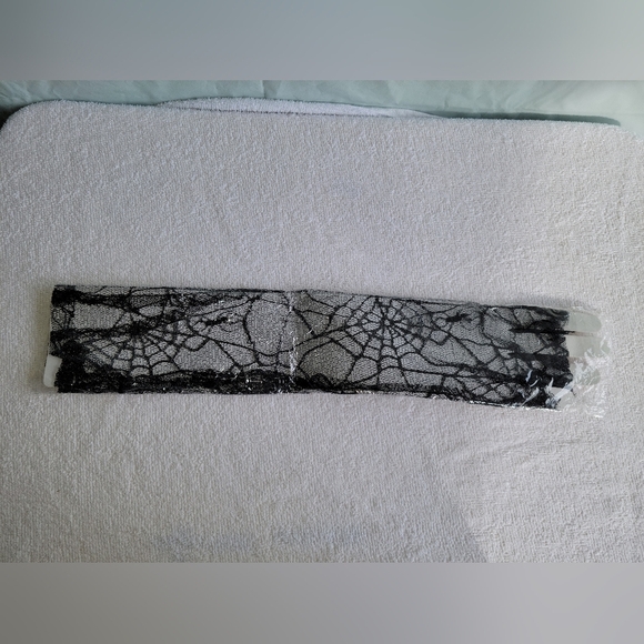 Long black lace spiderweb fingerless gloves - Picture 4 of 5